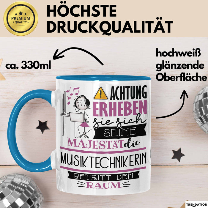Musiktechnikerin Tasse Geschenk Lustiger Spruch Bitte Erheben Sie Sich Seine Majestät Die Musiktechnikerin Betritt Den Raum Blau Trendation
