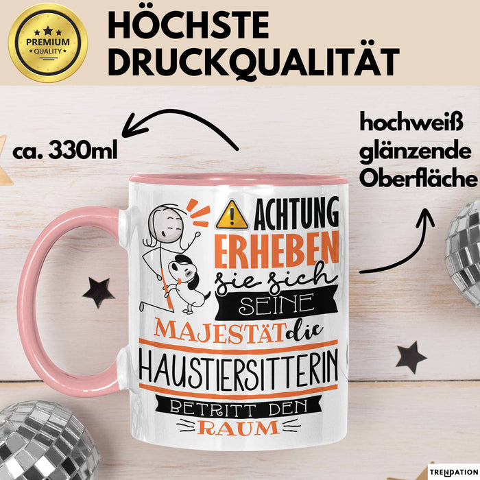 Haustiersitterin Tasse Geschenk Lustiger Spruch Bitte Erheben Sie Sich Seine Majestät Die Haustiersitterin Betritt Den Raum Rosa Trendation