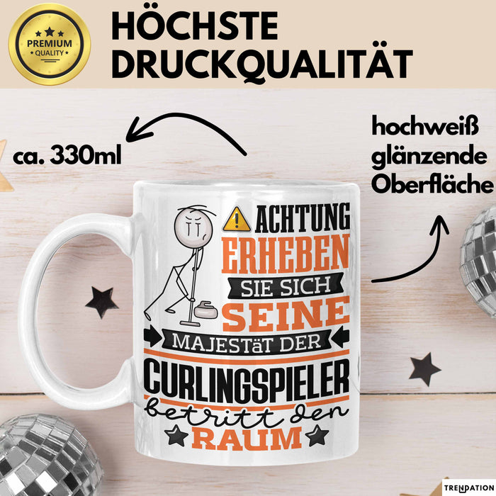 Curlingspieler Geschenk Tasse Lustiger Spruch Erheben Sie Sich Der Curlingspieler Betritt den Raum Weiß Trendation