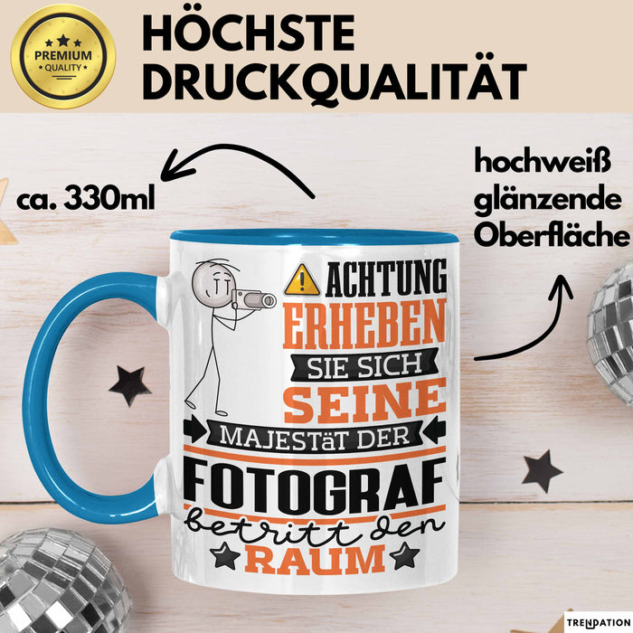 Fotograf Geschenk Tasse Lustiger Spruch Erheben Sie Sich Der Fotograf Betritt den Raum Blau Trendation