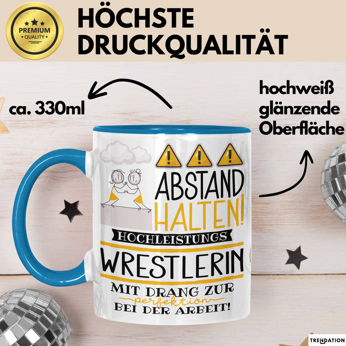 Wrestlerin Tasse Geschenk Lustig Abstand Halten Hochleistungs-Wrestlerin Mit Drang Zur Perfektion Bei Der Arbeit Blau Trendation