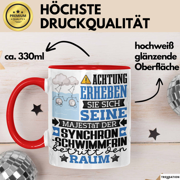 Synchronschwimmerin Geschenk Tasse Lustiger Spruch Erheben Sie Sich Der Synchronschwimmerin Betritt den Raum Rot Trendation