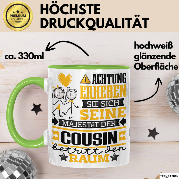 Cousin Geschenk Tasse Lustiger Spruch Erheben Sie Sich Der Cousin Betritt den Raum Grün Trendation