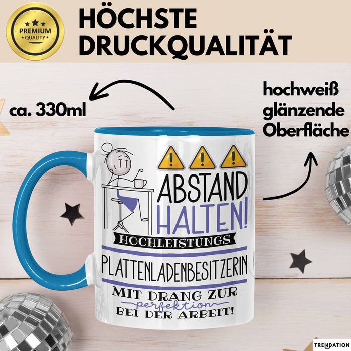 Plattenladenbesitzerin Tasse Geschenk Lustig Abstand Halten Hochleistungs-Plattenladenbesitzerin Mit Drang Zur Perfektion Bei Der Arbeit Blau Trendation