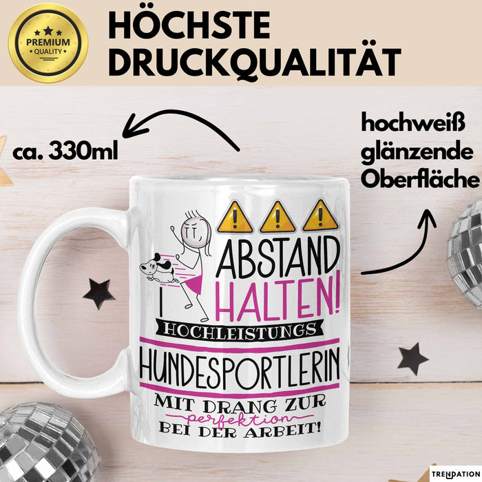 Hundesportlerin Tasse Geschenk Lustig Abstand Halten Hochleistungs-Hundesportlerin Mit Drang Zur Perfektion Bei Der Arbeit Weiß Trendation