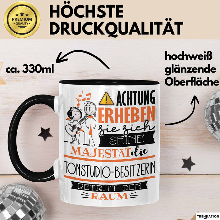 Tonstudio-Besitzerin Tasse Geschenk Lustiger Spruch Bitte Erheben Sie Sich Seine Majestät Die Tonstudio-Besitzerin Betritt Den Raum Schwarz Trendation