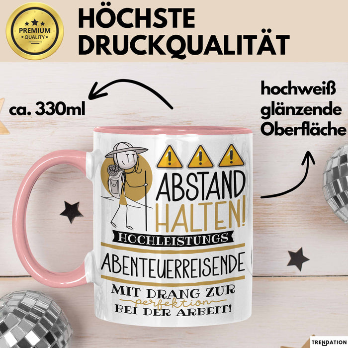 Abenteuerreisende Tasse Geschenk Lustig Abstand Halten Hochleistungs-Abenteuerreisende Mit Drang Zur Perfektion Bei Der Arbeit Rosa Trendation
