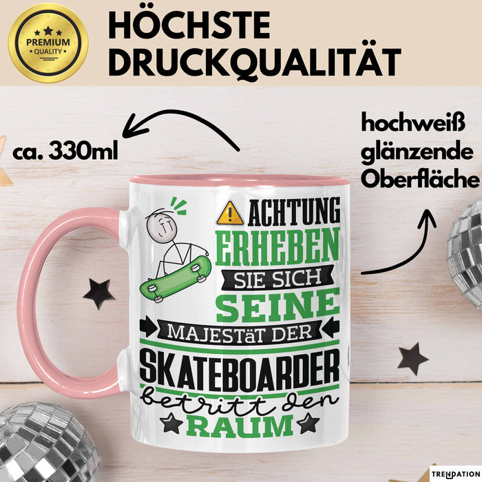 Skateboarder Geschenk Tasse Lustiger Spruch Erheben Sie Sich Der Skateboarder Betritt den Raum Rosa Trendation