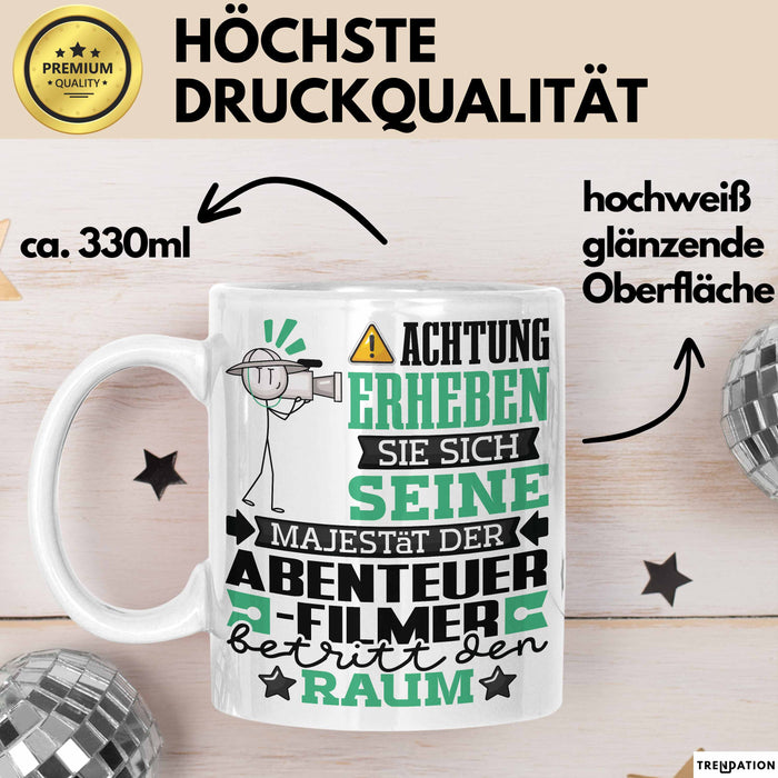 Abenteuerfilmer Geschenk Tasse Lustiger Spruch Erheben Sie Sich Der Abenteuerfilmer Betritt den Raum Weiß Trendation