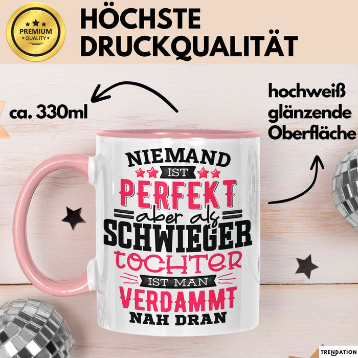 Schwiegertochter Tasse Geschenk Spruch Niemand Ist Perfekt Aber Als Schwiegertochter Ist Man Nah Dran Becher Rosa Trendation