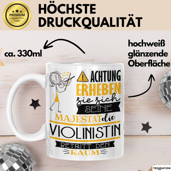 Violinistin Tasse Geschenk Lustiger Spruch Bitte Erheben Sie Sich Seine Majestät Die Violinistin Betritt Den Raum Weiß Trendation