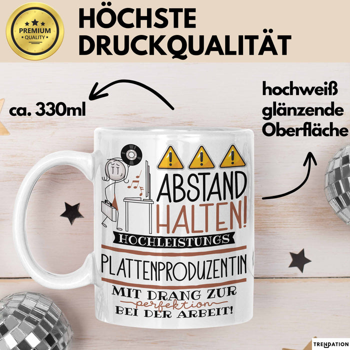 Plattenproduzentin Tasse Geschenk Lustig Abstand Halten Hochleistungs-Plattenproduzentin Mit Drang Zur Perfektion Bei Der Arbeit Weiß Trendation