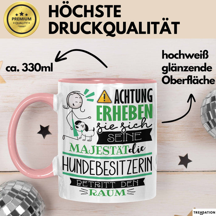 Hundebesitzerin Tasse Geschenk Lustiger Spruch Bitte Erheben Sie Sich Seine Majestät Die Hundebesitzerin Betritt Den Raum Rosa Trendation