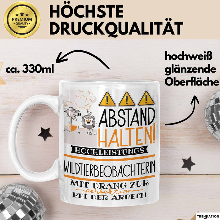 Wildtierbeobachterin Tasse Geschenk Lustig Abstand Halten Hochleistungs-Wildtierbeobachterin Mit Drang Zur Perfektion Bei Der Arbeit Weiß Trendation