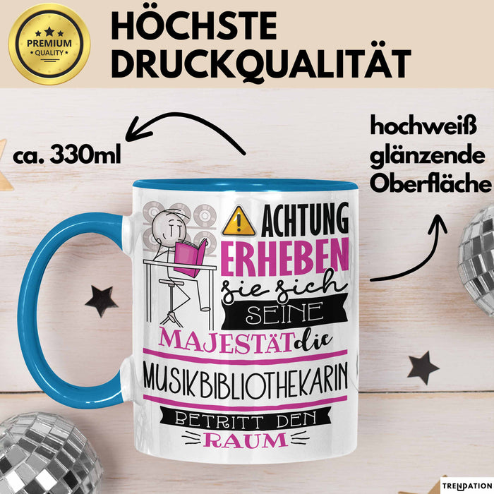 Musikbibliothekarin Tasse Geschenk Lustiger Spruch Bitte Erheben Sie Sich Seine Majestät Die Musikbibliothekarin Betritt Den Raum Blau Trendation