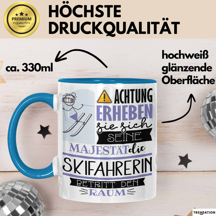 Skifahrerin Tasse Geschenk Lustiger Spruch Bitte Erheben Sie Sich Seine Majestät Die Skifahrerin Betritt Den Raum Blau Trendation
