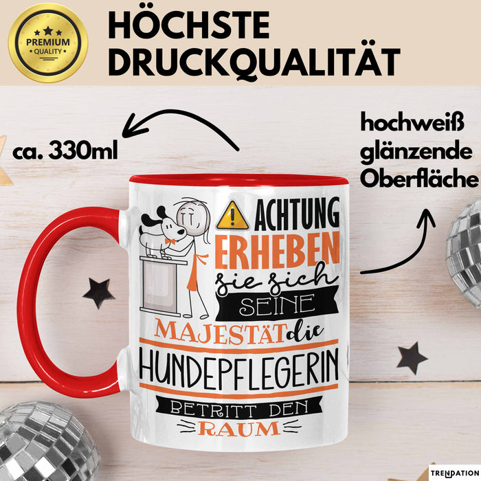 Hundepflegerin Tasse Geschenk Lustiger Spruch Bitte Erheben Sie Sich Seine Majestät Die Hundepflegerin Betritt Den Raum Rot Trendation