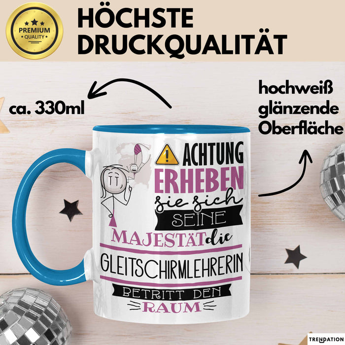 Gleitschirmlehrerin Tasse Geschenk Lustiger Spruch Bitte Erheben Sie Sich Seine Majestät Die Gleitschirmlehrerin Betritt Den Raum Blau Trendation