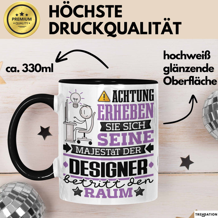 Designer Geschenk Tasse Lustiger Spruch Erheben Sie Sich Der Designer Betritt den Raum Schwarz Trendation