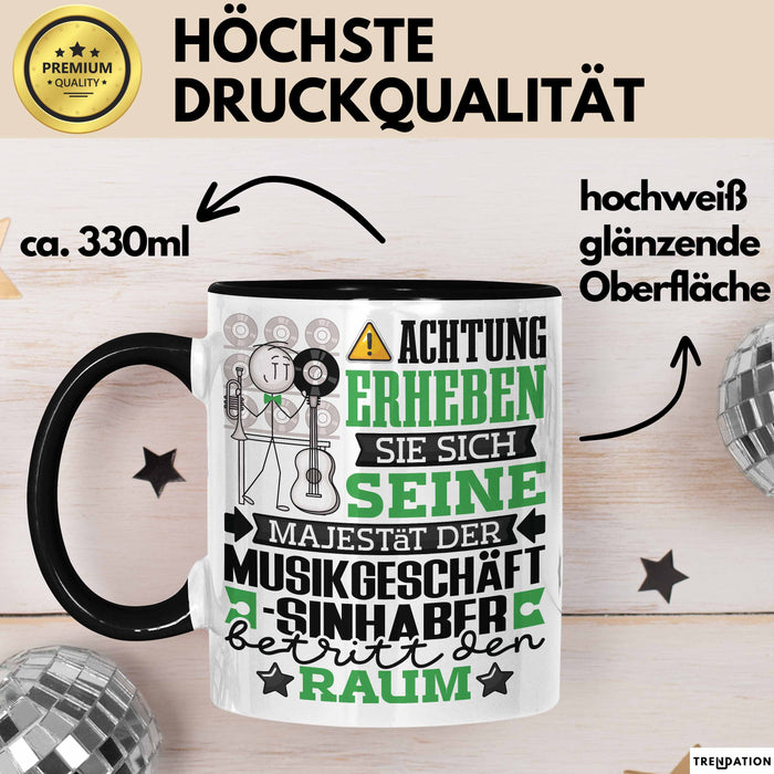 Musikgeschäftsinhaber Geschenk Tasse Lustiger Spruch Erheben Sie Sich Der Musikgeschäftsinhaber Betritt den Raum Schwarz Trendation