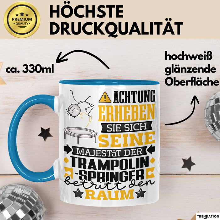 Trampolinspringer Geschenk Tasse Lustiger Spruch Erheben Sie Sich Der Trampolinspringer Betritt den Raum Blau Trendation