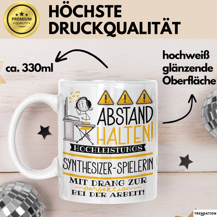 Synthesizer-Spielerin Tasse Geschenk Lustig Abstand Halten Hochleistungs-Synthesizer-Spielerin Mit Drang Zur Perfektion Bei Der Arbeit Weiß Trendation