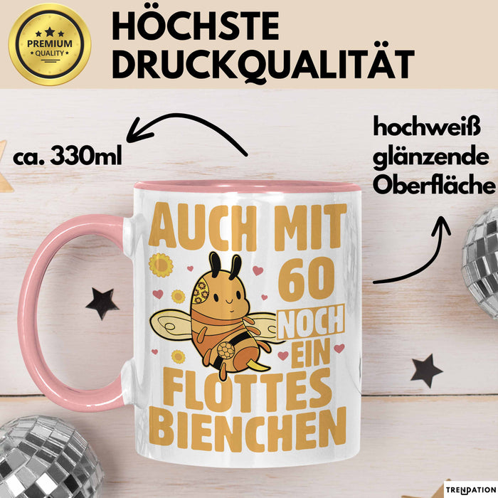 60. Geburtstag Tasse Geschenk Frauen Mutter Lustig Auch mit 60 Noch Ein Flottes Bienchen Kaffee-Becher Rosa Trendation