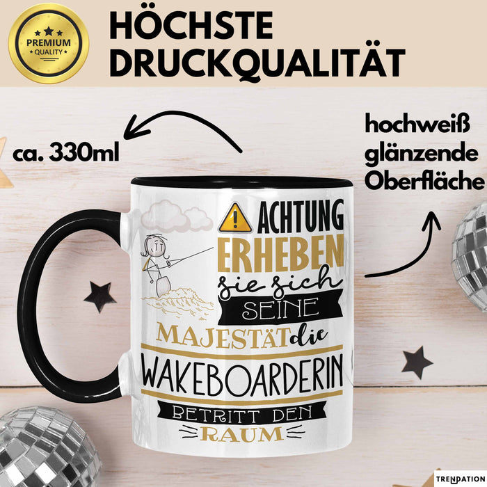 Wakeboarderin Tasse Geschenk Lustiger Spruch Bitte Erheben Sie Sich Seine Majestät Die Wakeboarderin Betritt Den Raum Schwarz Trendation