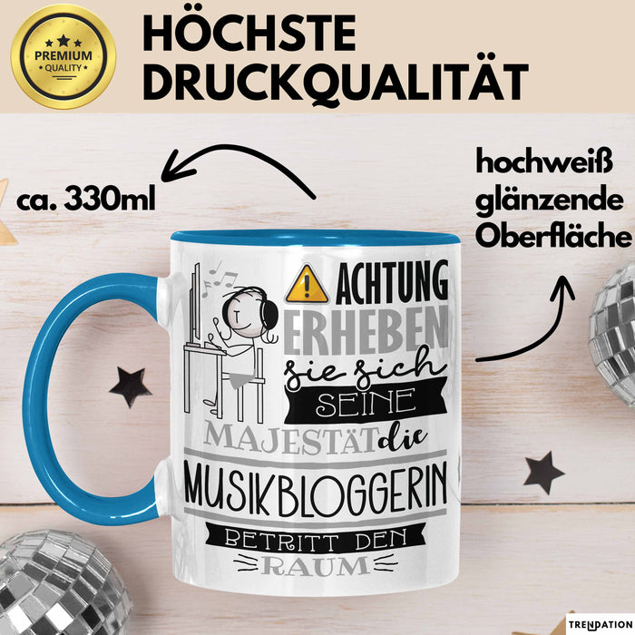 Musikbloggerin Tasse Geschenk Lustiger Spruch Bitte Erheben Sie Sich Seine Majestät Die Musikbloggerin Betritt Den Raum Blau Trendation