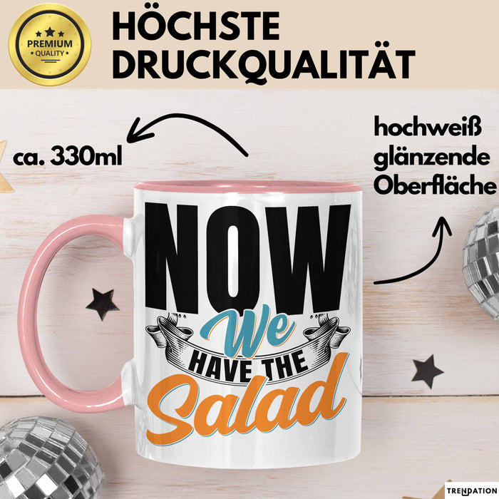 Now We Have The Salad Tasse Geschenk Deutsch Englisch Wortspiel Rosa Trendation