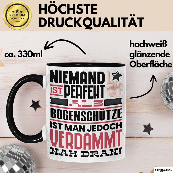 Bogenschütze Geschenk Tasse Lustige Geschenkidee für Bogenschütze Geburtstag Kaffee-Becher Niemand Ist Perfekt Aber Als Bogenschütze Ist Man Nah Dran Schwarz Trendation