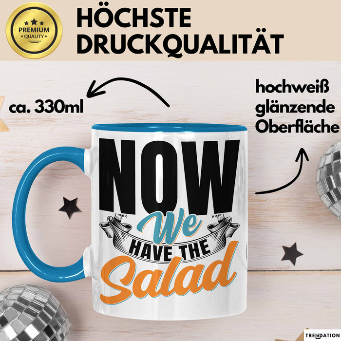 Now We Have The Salad Tasse Geschenk Deutsch Englisch Wortspiel Blau Trendation