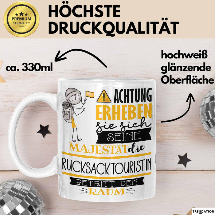Rucksacktouristin Tasse Geschenk Lustiger Spruch Bitte Erheben Sie Sich Seine Majestät Die Rucksacktouristin Betritt Den Raum Weiß Trendation