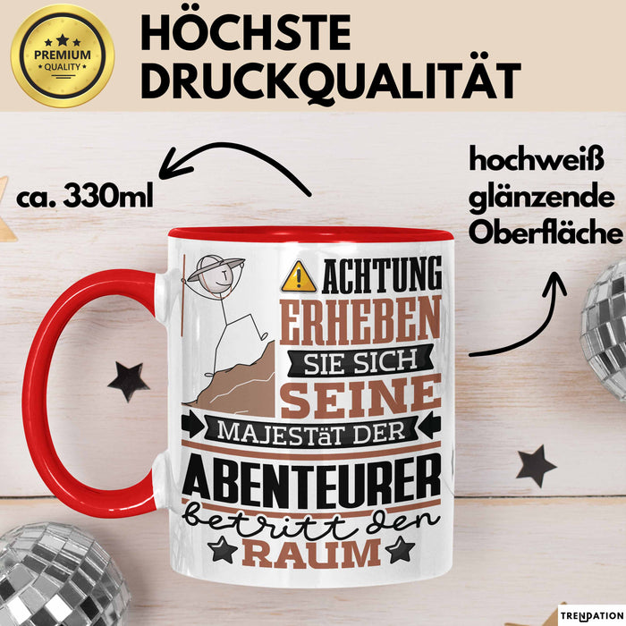 Abenteurer Geschenk Tasse Lustiger Spruch Erheben Sie Sich Der Abenteurer Betritt den Raum Rot Trendation