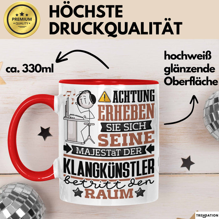 Klangkünstler Geschenk Tasse Lustiger Spruch Erheben Sie Sich Der Klangkünstler Betritt den Raum Rot Trendation