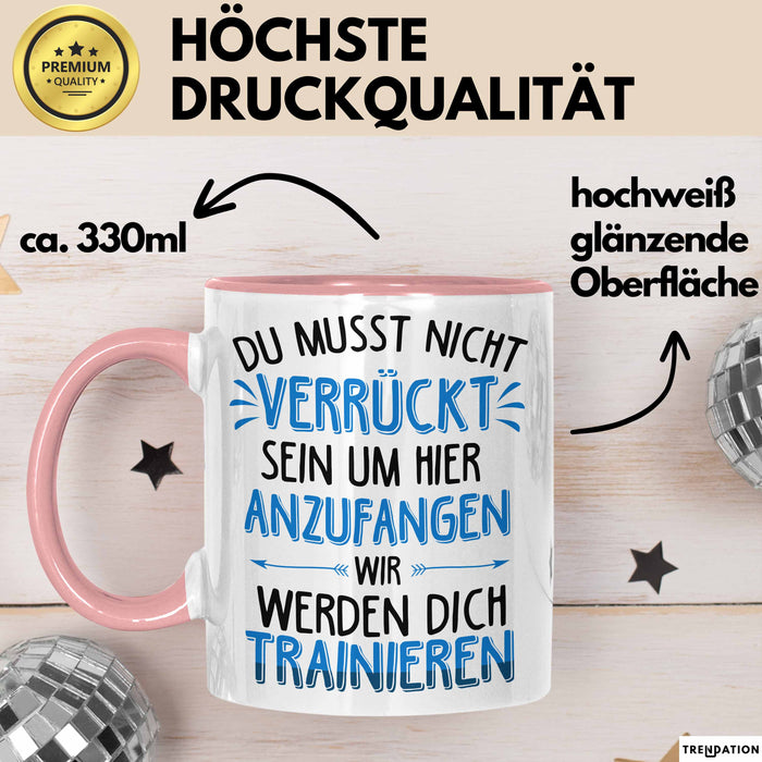 Office Arbeitskollege Tasse Geschenk Lustige Geschenkidee Spruch Du Musst Nicht Verrückt Sein Um Hier Anzufangen Rosa Trendation