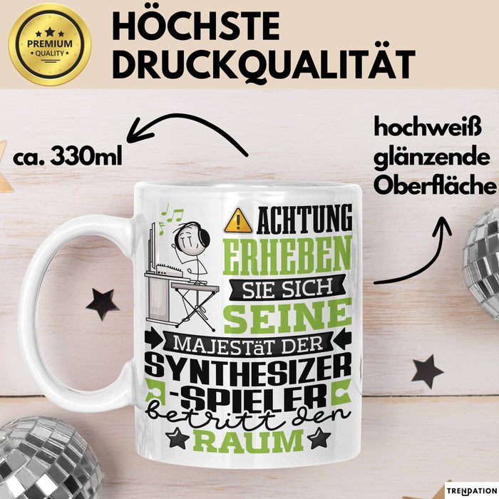 Synthesizer-Spieler Geschenk Tasse Lustiger Spruch Erheben Sie Sich Der Synthesizer-Spieler Betritt den Raum Weiß Trendation