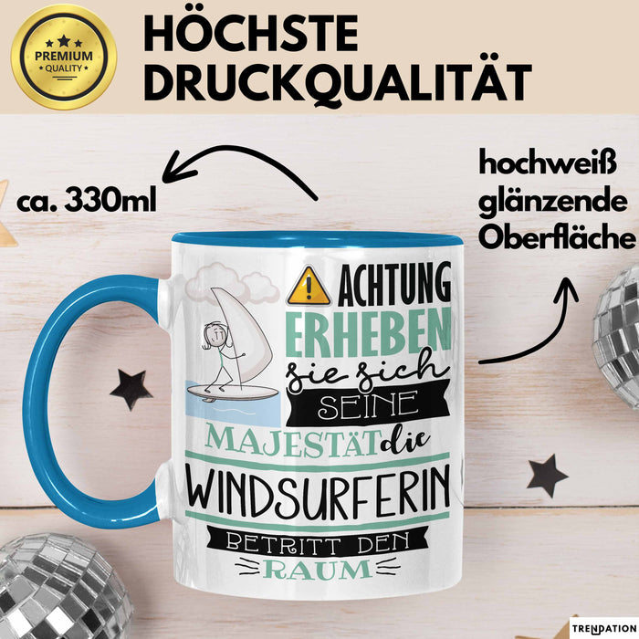 Windsurferin Tasse Geschenk Lustiger Spruch Bitte Erheben Sie Sich Seine Majestät Die Windsurferin Betritt Den Raum Blau Trendation