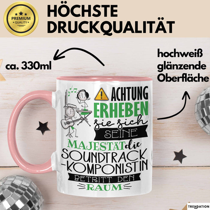 Soundtrack-Komponistin Tasse Geschenk Lustiger Spruch Bitte Erheben Sie Sich Seine Majestät Die Soundtrack-Komponistin Betritt Den Raum Rosa Trendation