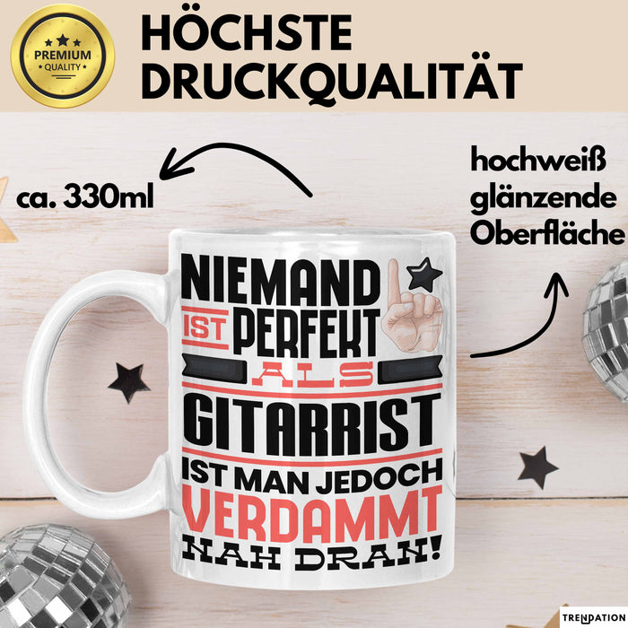 Gitarrist Geschenk Tasse Lustige Geschenkidee für Gitarrist Geburtstag Kaffee-Becher Niemand Ist Perfekt Aber Als Gitarrist Ist Man Nah Dran Weiß Trendation