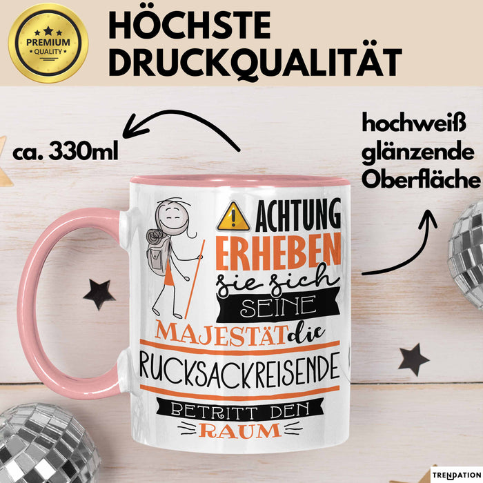 Rucksackreisende Tasse Geschenk Lustiger Spruch Bitte Erheben Sie Sich Seine Majestät Die Rucksackreisende Betritt Den Raum Rosa Trendation