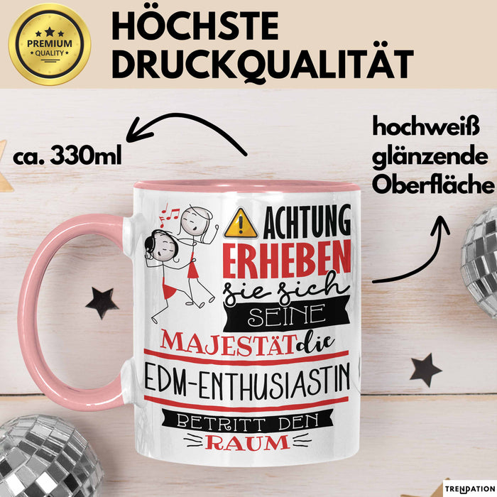 EDM-Enthusiastin Tasse Geschenk Lustiger Spruch Bitte Erheben Sie Sich Seine Majestät Die EDM-Enthusiastin Betritt Den Raum Rosa Trendation