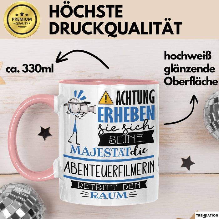 Abenteuerfilmerin Tasse Geschenk Lustiger Spruch Bitte Erheben Sie Sich Seine Majestät Die Abenteuerfilmerin Betritt Den Raum Rosa Trendation