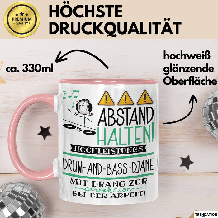 Drum-and-Bass-DJane Tasse Geschenk Lustig Abstand Halten Hochleistungs-Drum-and-Bass-DJane Mit Drang Zur Perfektion Bei Der Arbeit Rosa Trendation