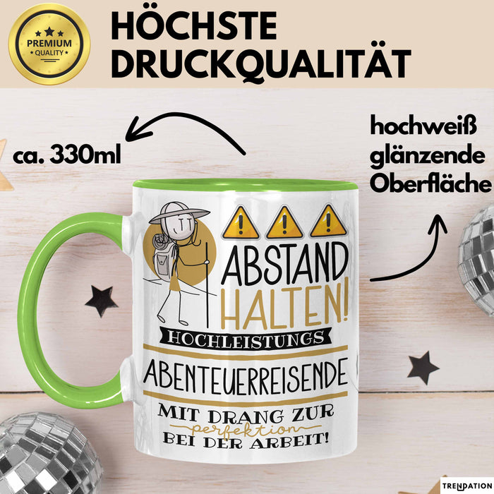 Abenteuerreisende Tasse Geschenk Lustig Abstand Halten Hochleistungs-Abenteuerreisende Mit Drang Zur Perfektion Bei Der Arbeit Grün Trendation