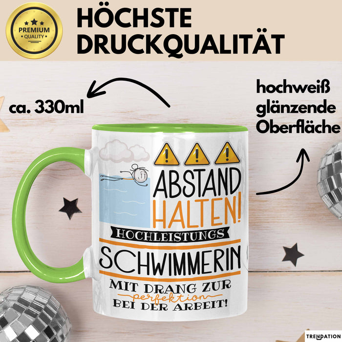 Schwimmerin Tasse Geschenk Lustig Abstand Halten Hochleistungs-Schwimmerin Mit Drang Zur Perfektion Bei Der Arbeit Grün Trendation