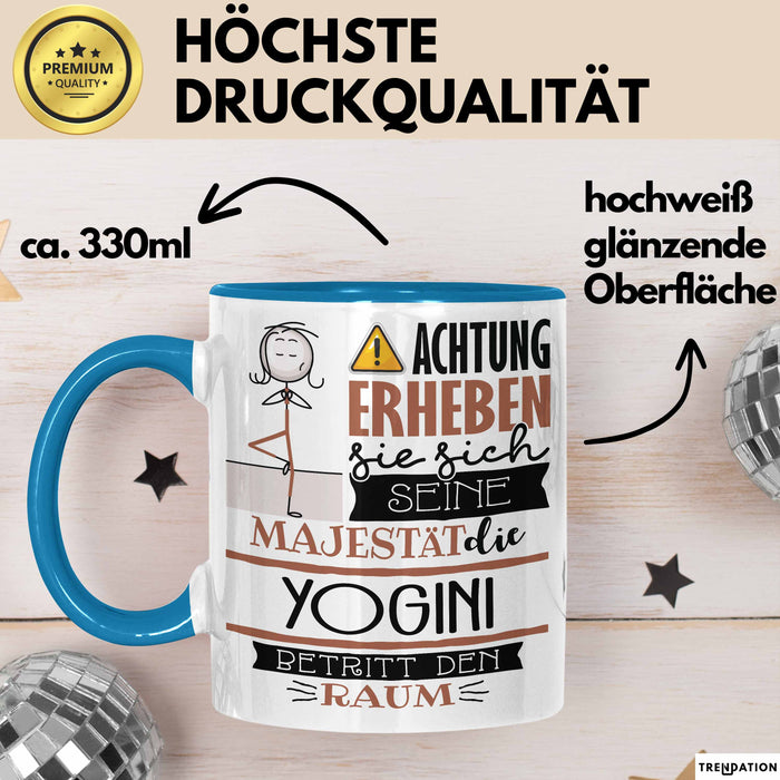Yogini Tasse Geschenk Lustiger Spruch Bitte Erheben Sie Sich Seine Majestät Die Yogini Betritt Den Raum Blau Trendation