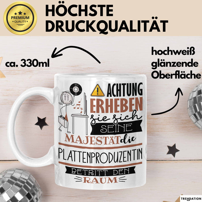 Plattenproduzentin Tasse Geschenk Lustiger Spruch Bitte Erheben Sie Sich Seine Majestät Die Plattenproduzentin Betritt Den Raum Weiß Trendation