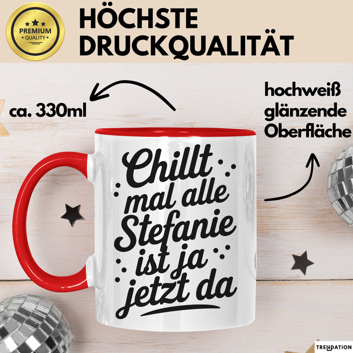 Stefanie Tasse Geschenk Chillt Mal Alle Stefanie Ist Ja Jetzt Da Geschenkidee Becher mit Name Rot Trendation