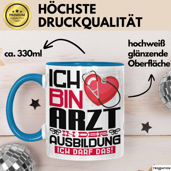 Arzt Ausbildung Tasse Geschenk Ich Bin Arzt In Der Ausbildung Ich Darf Das Geschenkidee Spruch Blau Trendation